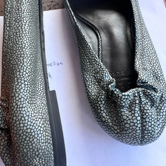 TORY BURCH used excellent Reva Gray Stingray Leather Logo Ballet Flats Size 7.5 - Picture 6 of 9